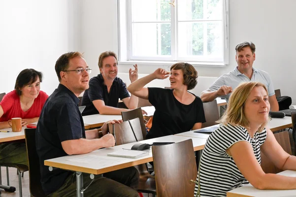 Studierende des Strategischen Nachhaltigkeitsmanagements sitzen an Tischen im Seminar