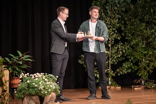 Zwei Männer mit dem Nachhaltigkeitspreis der Stadt Eberswalde