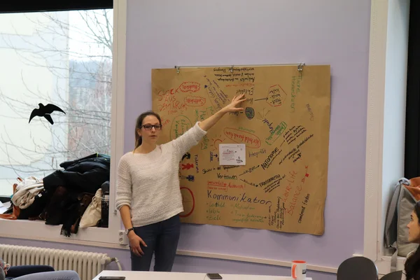Eine Studentin trägt die Ergebnisse der Kleingruppe vor.