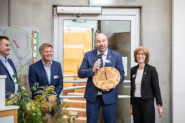 Übergabe des Gastgeschenks zum 20-jährigen Jubiläum des FIT-Studiengangs durch Vertreterinnen und Vertreter der HNEE und WULS-SGGW. Foto (v. l. n. r.): Prof. Dr. Karol Bronisz (Koordinator des Studiengangs FIT und wissenschaftlicher Mitarbeiter am Fachgebiet Forstbetriebswirtschaft, Dendrometrie und Forstökonomie, Prof. Dr. Jan Peter Mund (Studiengangsleiter FIT, Professor für GIS und Fernerkundung, Akademischer Direktor des Biosphere Reserves Institute), Prof. Dr. Michał Zasada (Rektor der Warsaw University of Life Sciences (SGGW)), Prof. Dr. Marta Aleksandrowicz-Trzcińska (Dekanin der Fakultät für Forstwissenschaften der Warschauer Universität für Lebenswissenschaften (WULS-SGGW))
