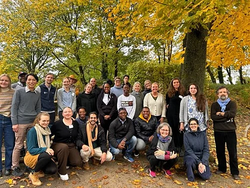 eine große Menschengruppe posiert für ein Gruppenfoto.