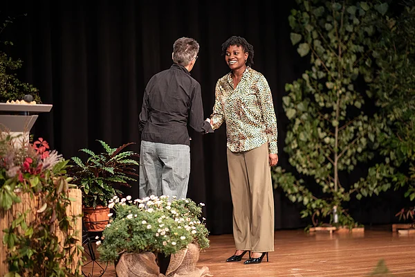 Zwei Frauen auf einer Bühne sind zu sehen