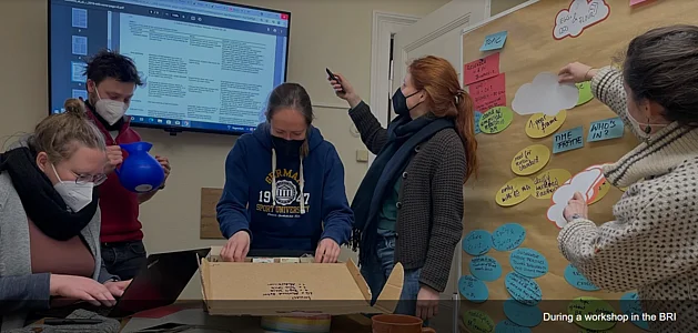 Szene aus dem Arbeitsalltag im Büro