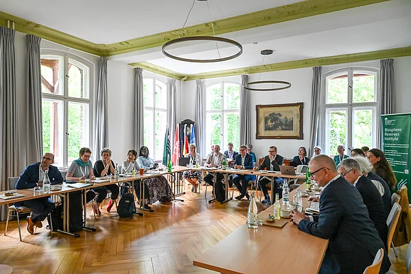 Menschen sitzen am Tisch