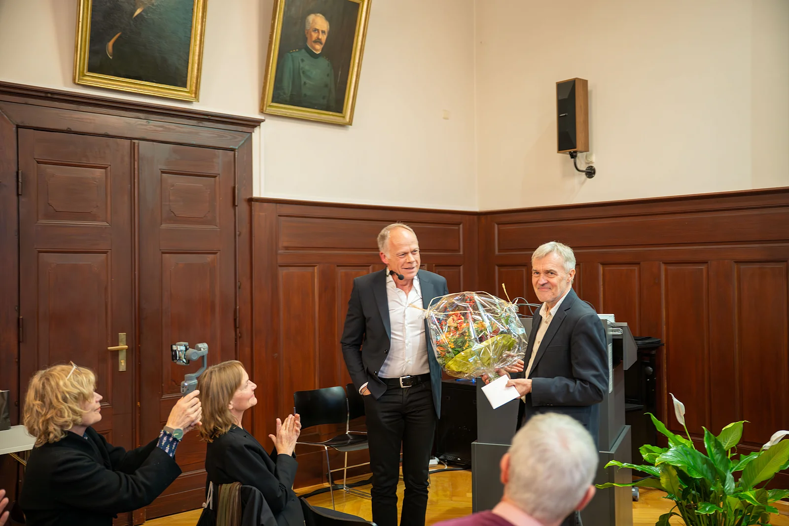 vlnr Prof. Dr. Jens Pape und Prof. Dr. Jürgen Peters