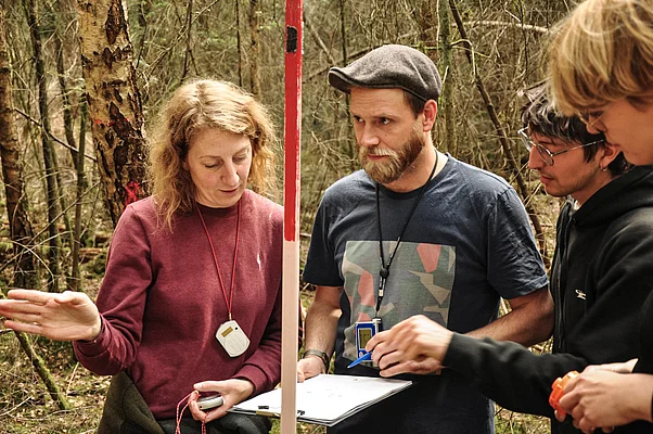 Studierende nehmen die Daten für eine Stichprobeninventur im Stadtwald Lübeck auf.