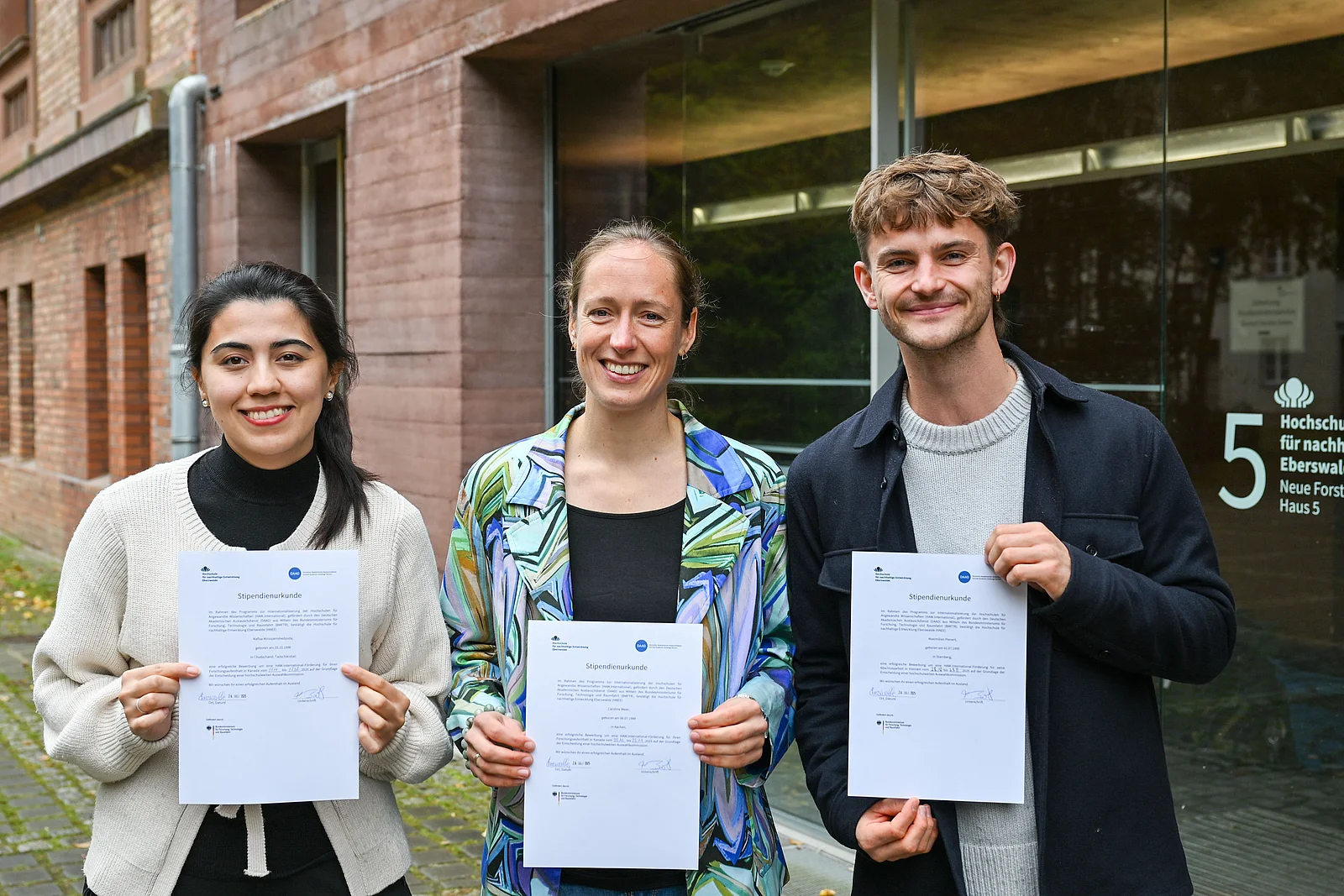 Stipendien vergeben an (vlnr) Nafisa Mirzojamshedzoda, Caroline Meier und Maximilian Plenert. Nicht im Bild Niall Petit-Erskine.