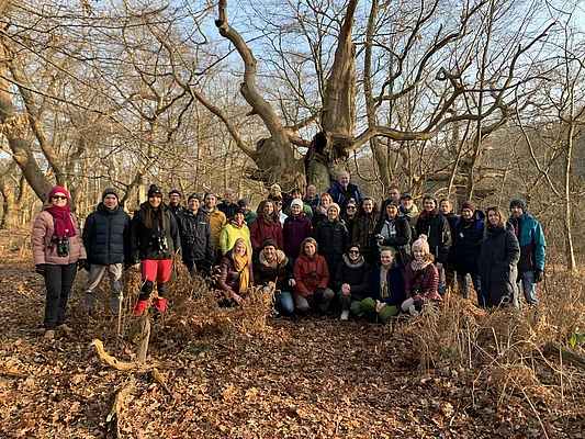 eine Menschengruppe im Wald
