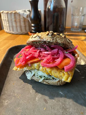 Im Rahmen des Moduls „Studienpartner Ökobranche“ (2. FS) entwickeltes Brötchen mit Tempeh, gepickeltem Gemüse, veganem Frischkäse und Pesto.