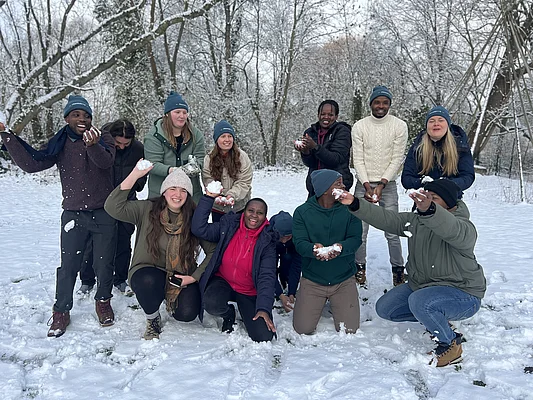 Menschengruppe im Schnee