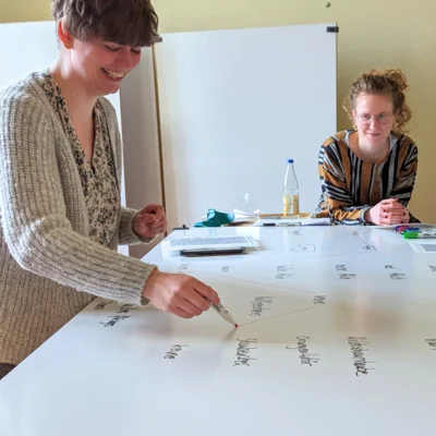 Zwei Studentinnen arbeiten an einem Whiteboard im OASIS-Raum