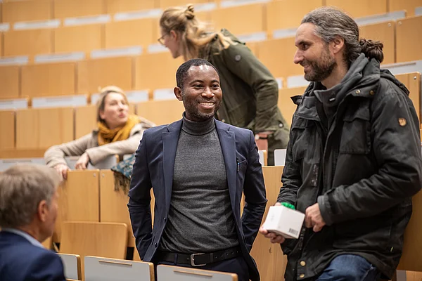 Alumnus trifft Alumnus: Ehemalige des FIT-Studiengangs knüpfen beim Jubiläum neue Verbindungen und erinnern sich zurück an die Studienjahre.