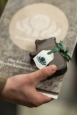 Holz Eber in der Hand