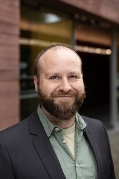 Portraitfoto von Tobias Bender