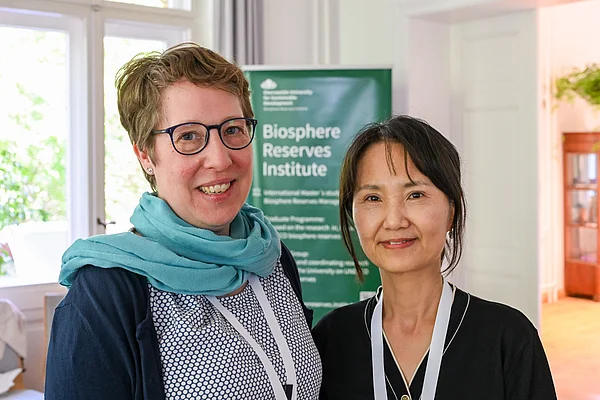 Zwei Menschen stehen nebeneinander