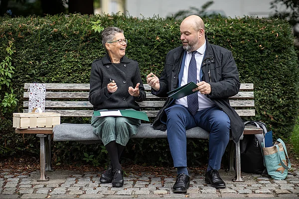 Zum Auftakt des Jubiläums: Prof. Dr. Uta Steinhardt (HNEE) und Prof. Dr. Michał Zasada (Rektor WULS-SGGW) setzen im Park am Weidendamm ihre Unterschriften unter das erneuerte Memorandum of Understanding.
