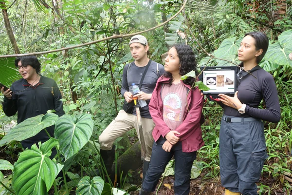 Menschen im ecuadorianischen Regenwald