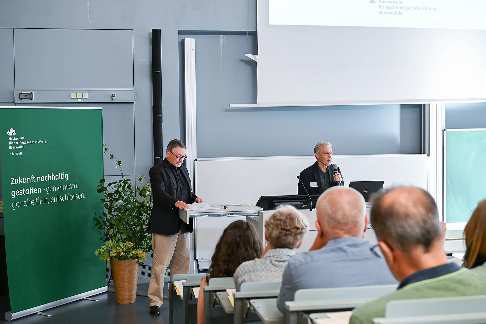 links Prof. em. Heinz Nagler, rechts Prof. Jürgen Peters