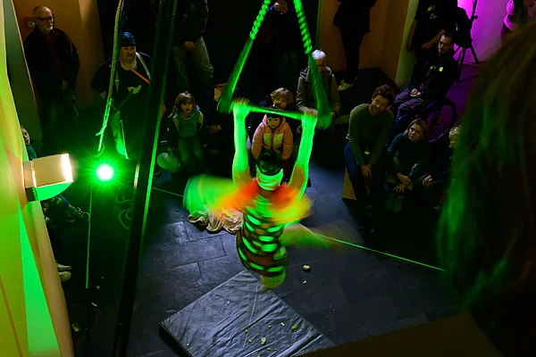 Jana Korb zeigt die Entwicklungsstadien eines Schmetterlings am Trapez