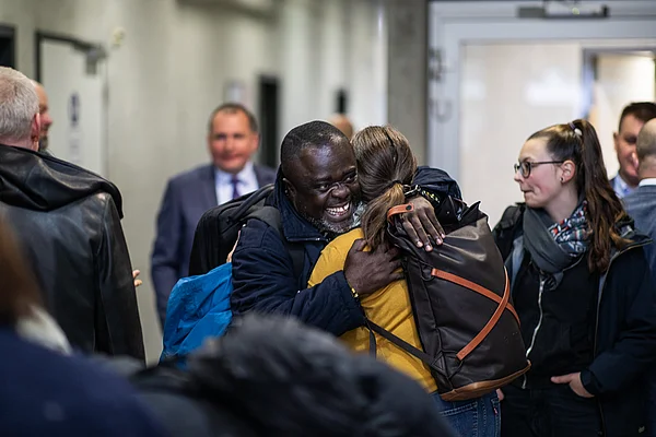 Wiedersehen macht Freude – herzliche Umarmung beim 20-jährigen Jubiläum des FIT-Studiengangs.