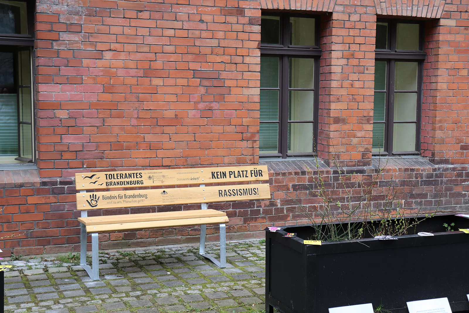 Sitzbank mit dem Schriftzug "Kein Platz für Rassismus"