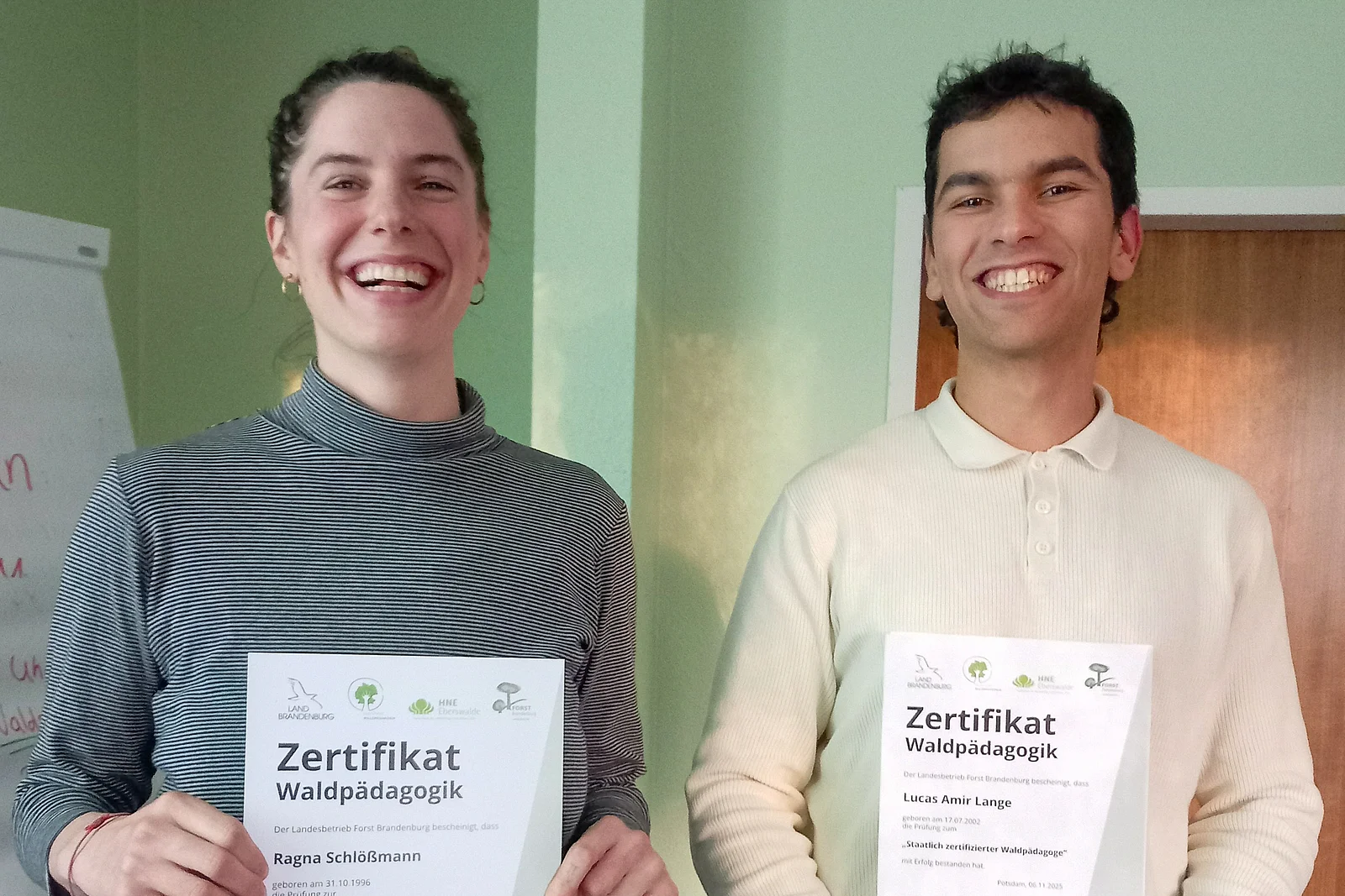 Die ehemaligen Studierenden der Forstwirtschaft und IFEM Lucas Lange (rechts) und Ragna Schlößmann (links) sind jetzt zertifizierte Waldpädagog*innen