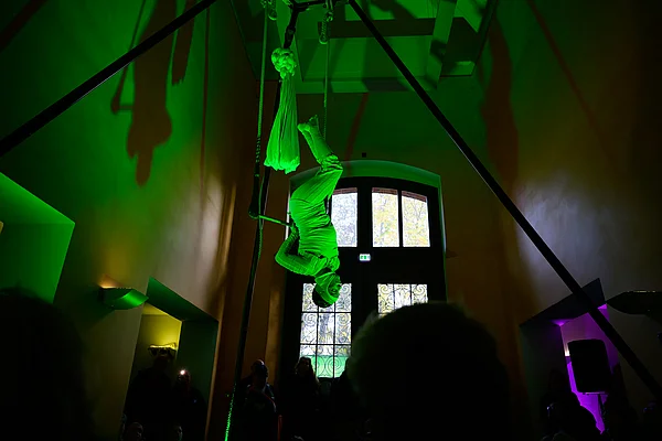 Jana Korb zeigt die Entwicklungsstadien eines Schmetterlings am Trapez