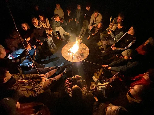 Menschen in der Nacht am Feuer