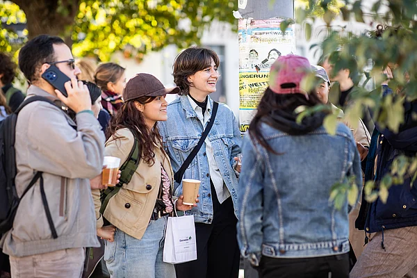 Junge Menschen stehen rum