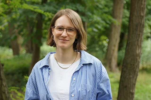 Eine junge Frau posiert für ein Porträt