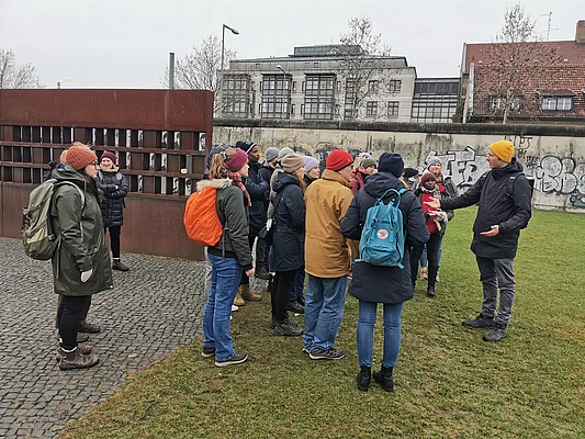 Eine Menschengruppe ist auf Exkursion.