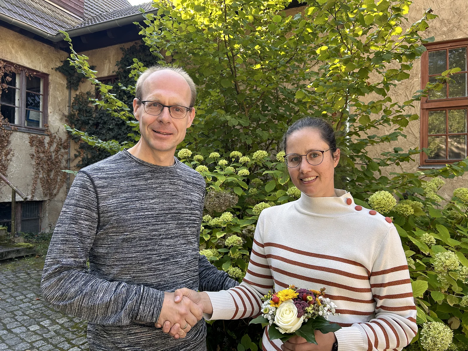 Prof.in Dr. Eva-Maria Saliu mit Prof. Dr.-Ing. Alexander Pfriem