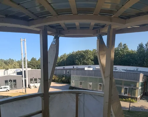 Durch die Konstruktion des Hochsitzes sieht man das Heizhaus und die Tischlerei auf dem Waldcampus der HNEE.