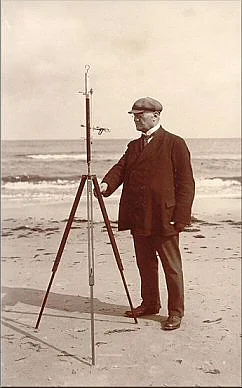 Prof. Dr. Johannes Schubert bei einer Messung am Strand
