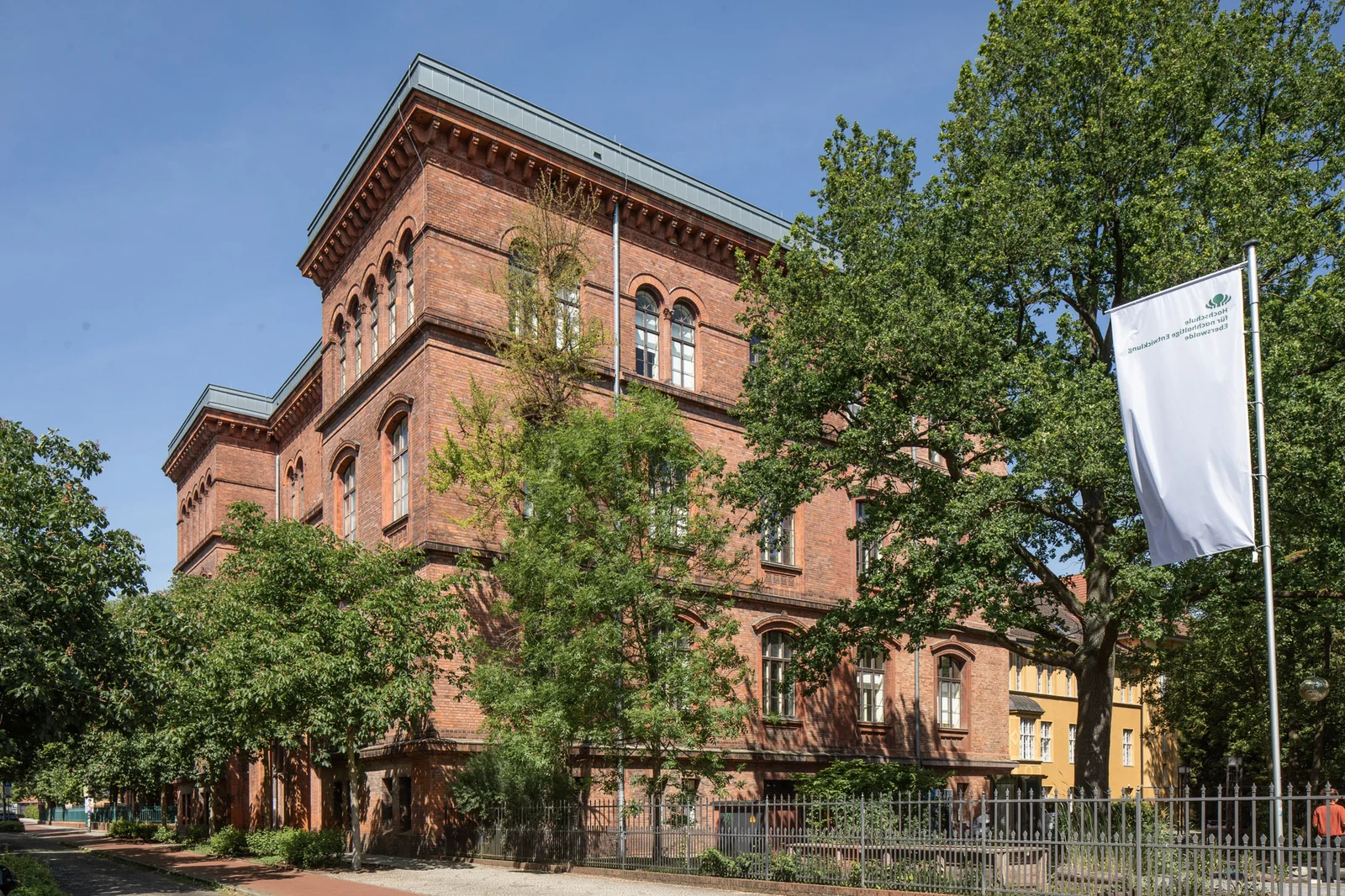 In der Neuen Forstakademie auf dem Stadtcampus der HNEE befindet sich ein Teil der Hochschulverwaltung sowie einige Hörsäle und Seminarräume. 