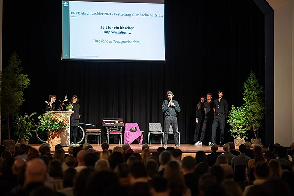 Das Improtheater unterhält das Publikum.