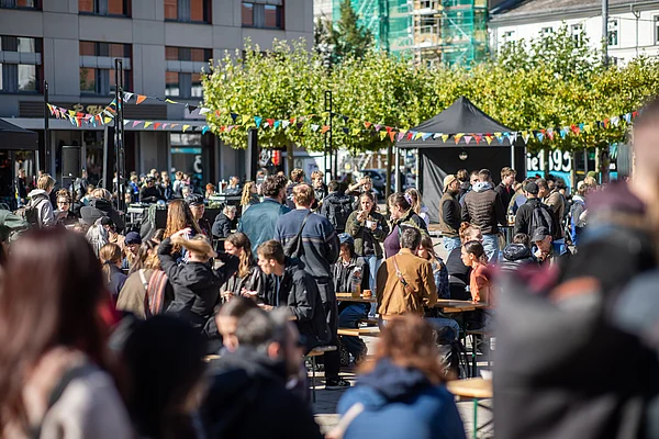 Es sind Menschen auf dem Marktplatz zu sehen