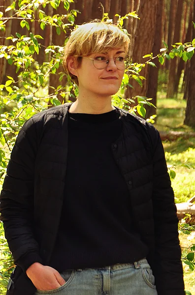 eine Studentin im Wald