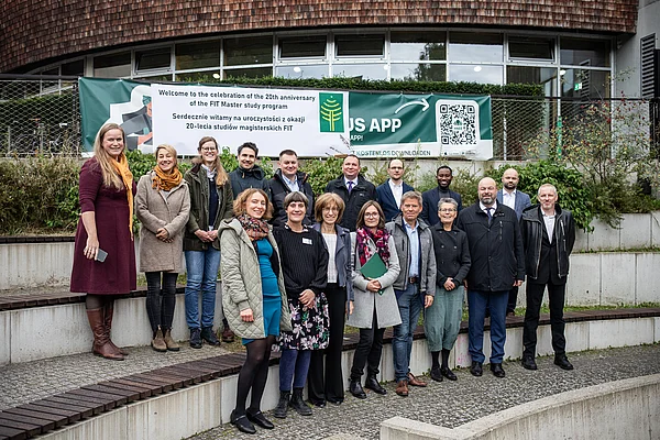 Wegbegleiterinnen und Wegbegleiter des Masterstudiengangs Forest Information Technology (FIT) beim 20-jährigen Jubiläum vor dem Wilhelm-Pfeil-Auditorium auf dem Waldcampus der HNEE.