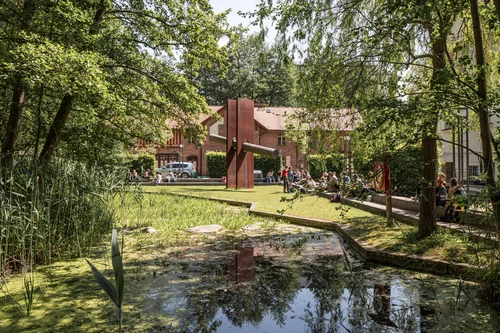 Auf dem Stadtcampus befindet sich ein Teichbiotop, moderne Kunst und Hochschulgebäude in diversen Baustilen.