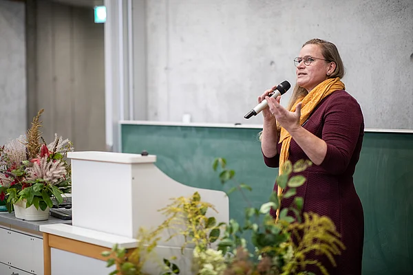 Eine Frau spricht ins Mikrofon