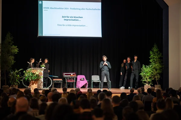 Das Improtheater unterhält das Publikum.