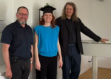 Drei Menschen stehen bei einander