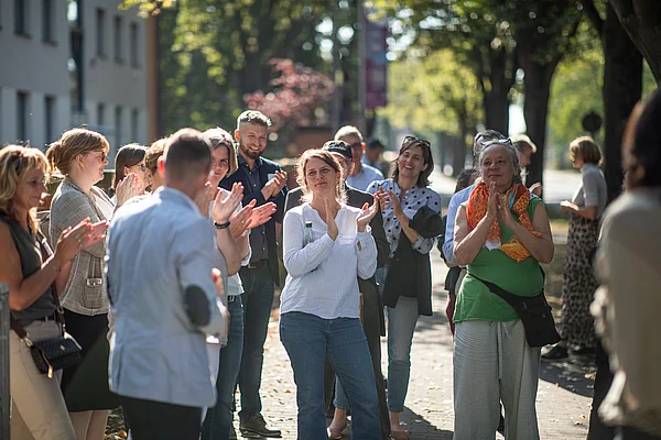 Menschen stehen zusammen