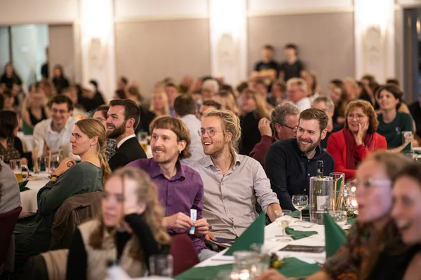 Momentaufnahme ins freudig gespannte Publikum aus Alumni und weiteren Gästen während des Festaktes der HNEE Abschlussfeier im Jahr 2023 im Haus Schwärzetal
