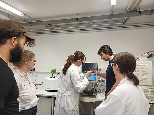 Studierende sind im Labor