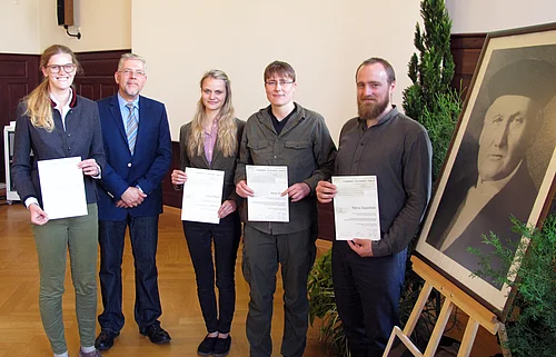 Johannes-Schubert-Preisverleihung in der Aula der Hochschule für nachhaltige Entwicklung Eberswalde. Auf dem Bild zu sehen, von links nach rechts sind Prof. Dr. Andreas Linde, Vorsitzender der Jury, mit den Preisträgerinnen Kathrin Müller-Rees (Fachbereich Wald und Umwelt, SG Forest Information Technology  (M.Sc.)), Laura Rieck (Fachbereich Wald und Umwelt; SG Forstwirtschaft  (B.Sc.)), Anne Gnilke (Fachbereich Wald und Umwelt, SG Forstwirtschaft (B.Sc.)) und Marius Stapelfeldt (Fachbereich Landschaftsnutzung und Naturschutz; SG Landschaftsnutzung und Naturschutz  (B.Sc.))