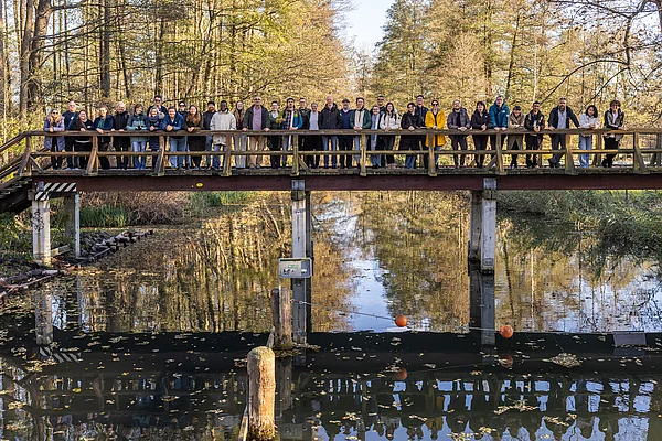 eine Menschengruppe auf einer Brücke