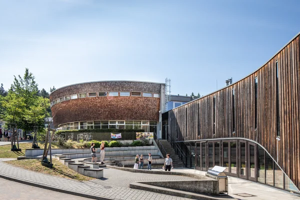 Das Wilhelm-Pfeil-Auditorium und das Mensagebäude (rechts) auf dem Waldcampus der HNEE.