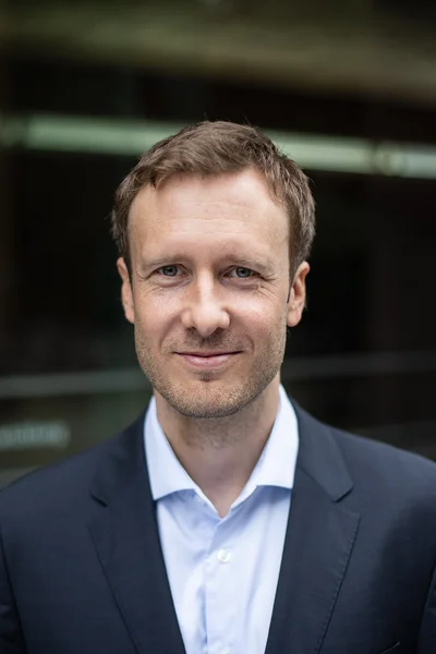 Portraitfoto von Prof. Dr. Erik Aschenbrand